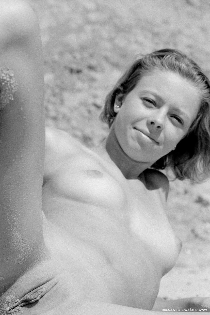 20P Das dünne Luder mit den kleinen Titten Olga stellt am Strand ihre rasierte Vagina zur Schau