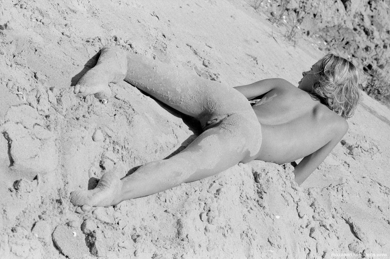 20P Das dünne Luder mit den kleinen Titten Olga stellt am Strand ihre rasierte Vagina zur Schau