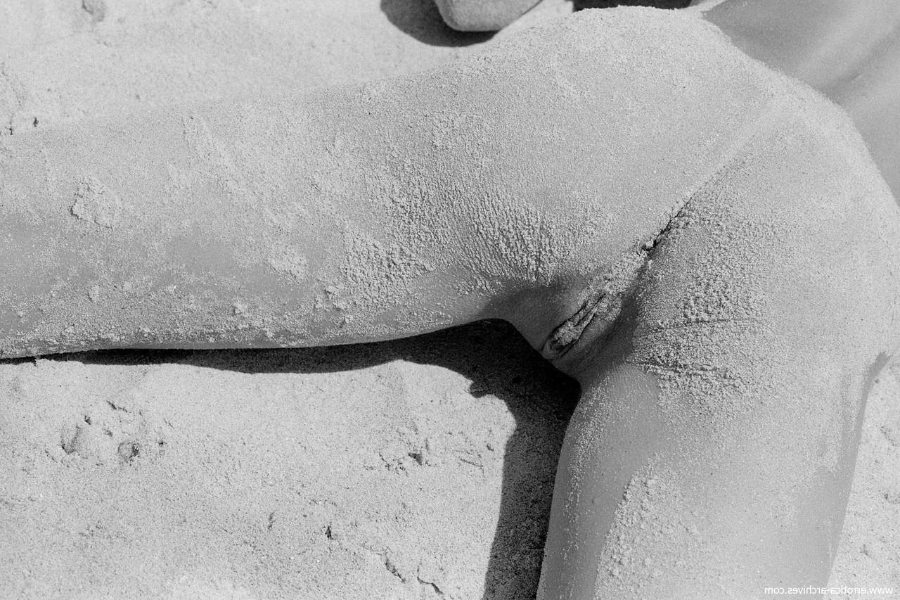 20P Das dünne Luder mit den kleinen Titten Olga stellt am Strand ihre rasierte Vagina zur Schau