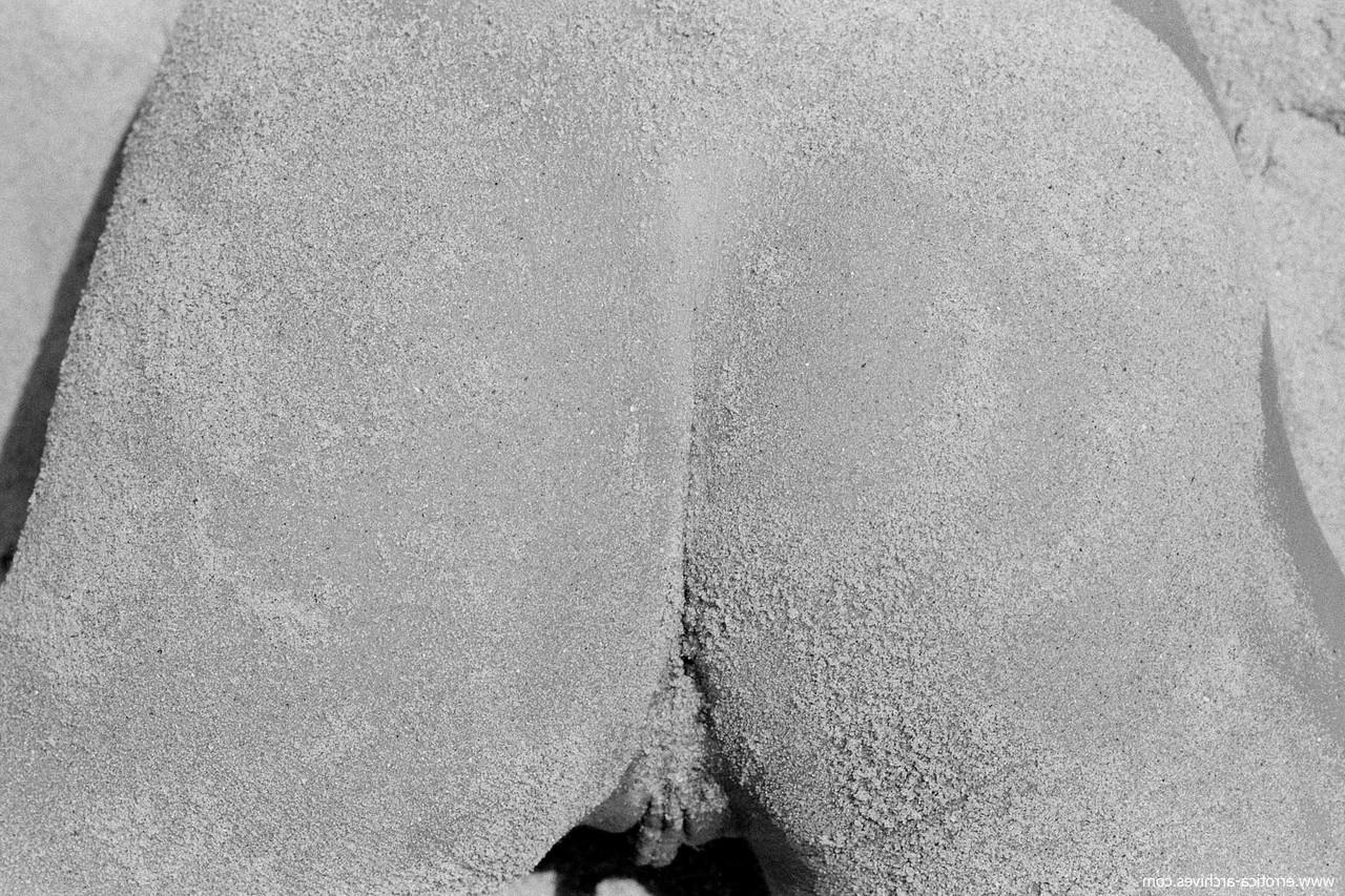 20P Das dünne Luder mit den kleinen Titten Olga stellt am Strand ihre rasierte Vagina zur Schau