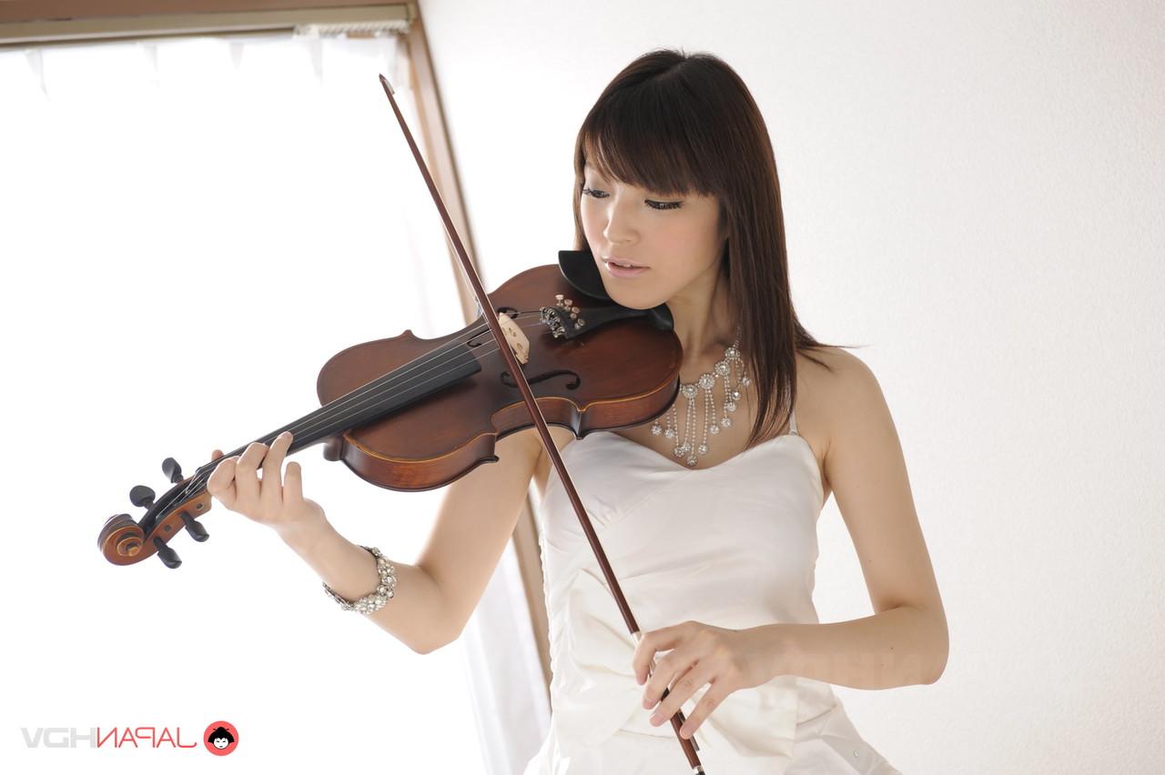 15P A linda japonesa Yuria Tominaga fica nua enquanto toca violino