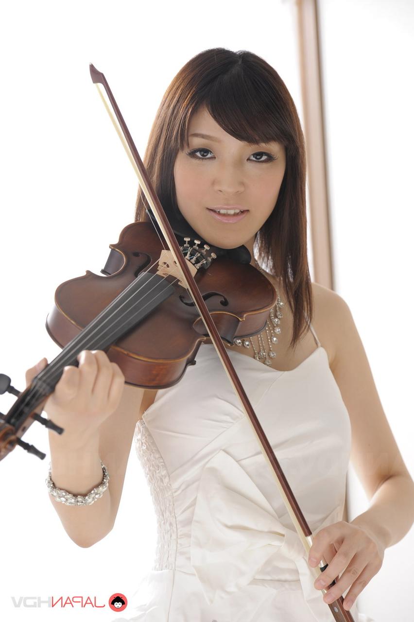 15P A linda japonesa Yuria Tominaga fica nua enquanto toca violino