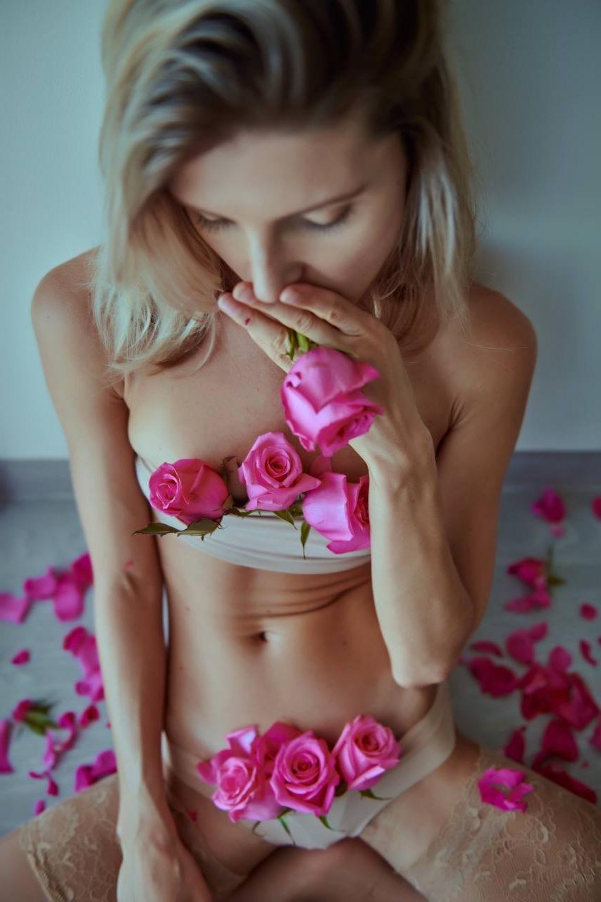 12P La nena caliente de Onlyfans Gina Gerson posa en lencería cubierta con pétalos de rosa