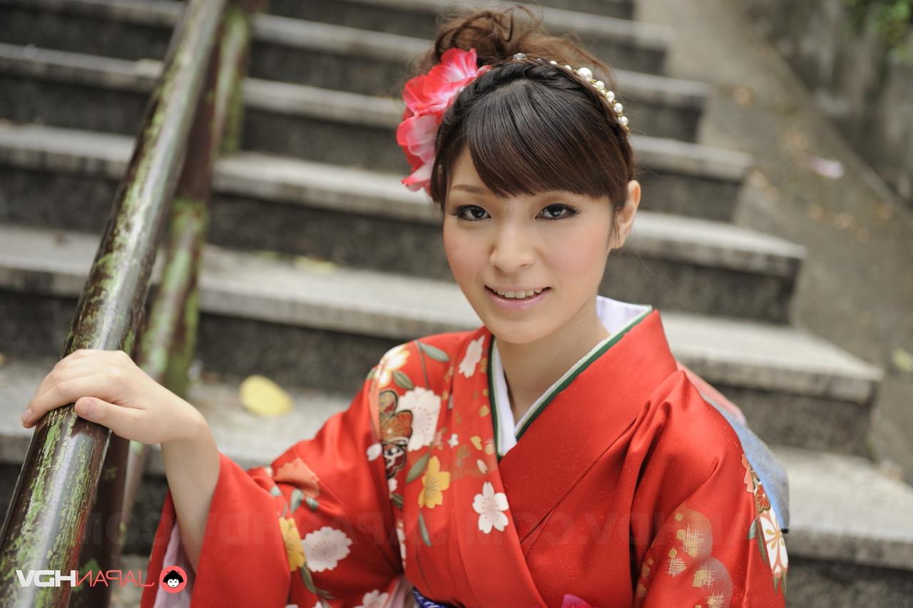 15P A linda japonesa Yuria Tominaga mostra seu arbusto enquanto veste um quimono