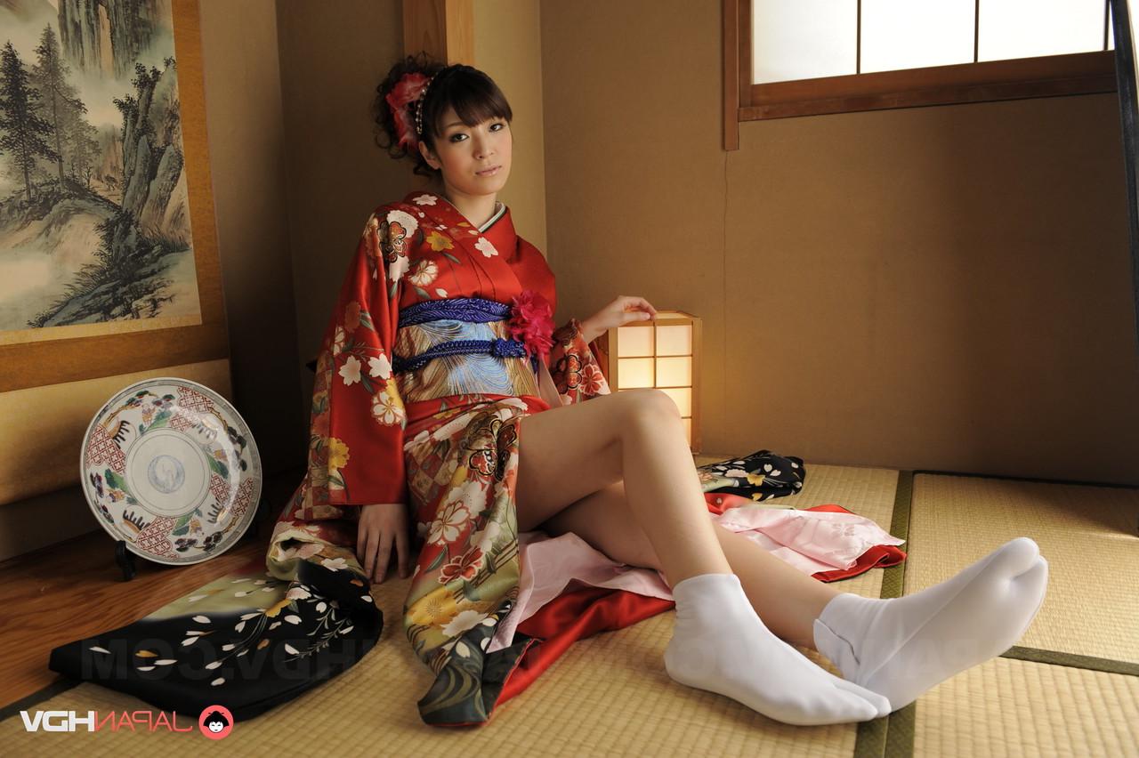 15P A linda japonesa Yuria Tominaga mostra seu arbusto enquanto veste um quimono