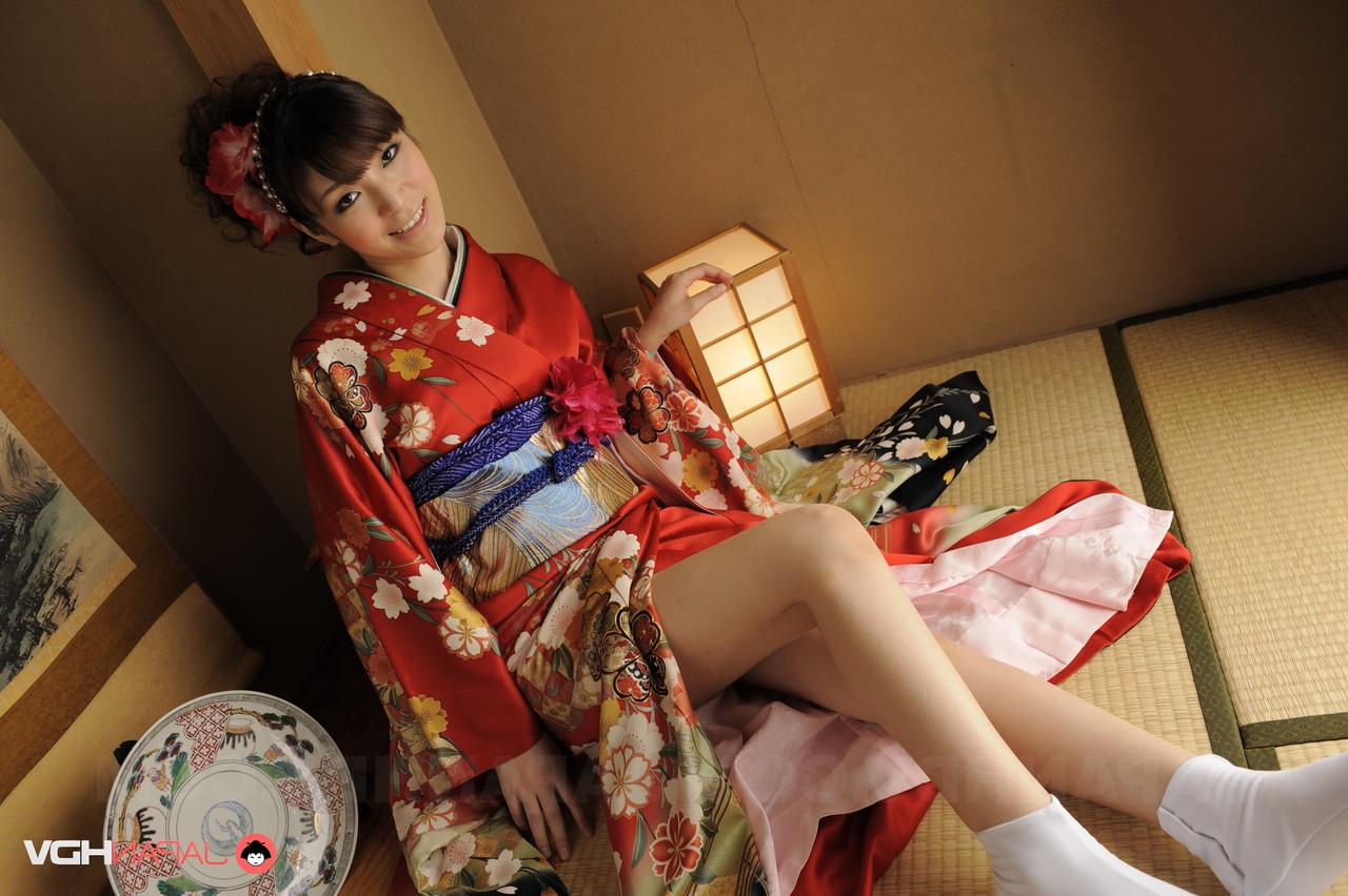 15P A linda japonesa Yuria Tominaga mostra seu arbusto enquanto veste um quimono
