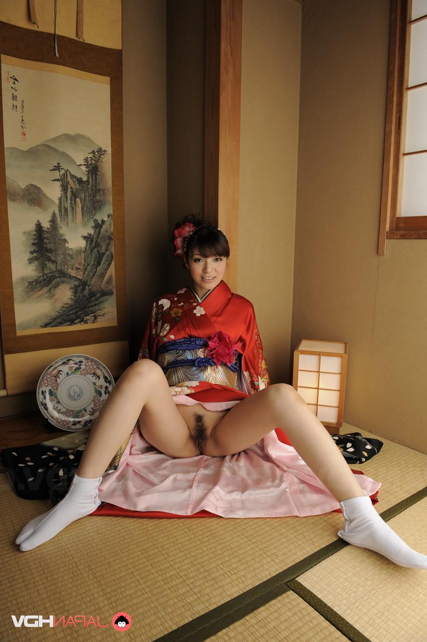 15P A linda japonesa Yuria Tominaga mostra seu arbusto enquanto veste um quimono