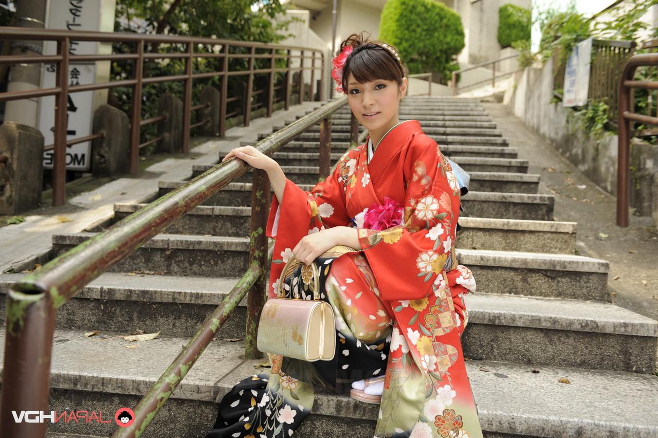 15P A linda japonesa Yuria Tominaga mostra seu arbusto enquanto veste um quimono