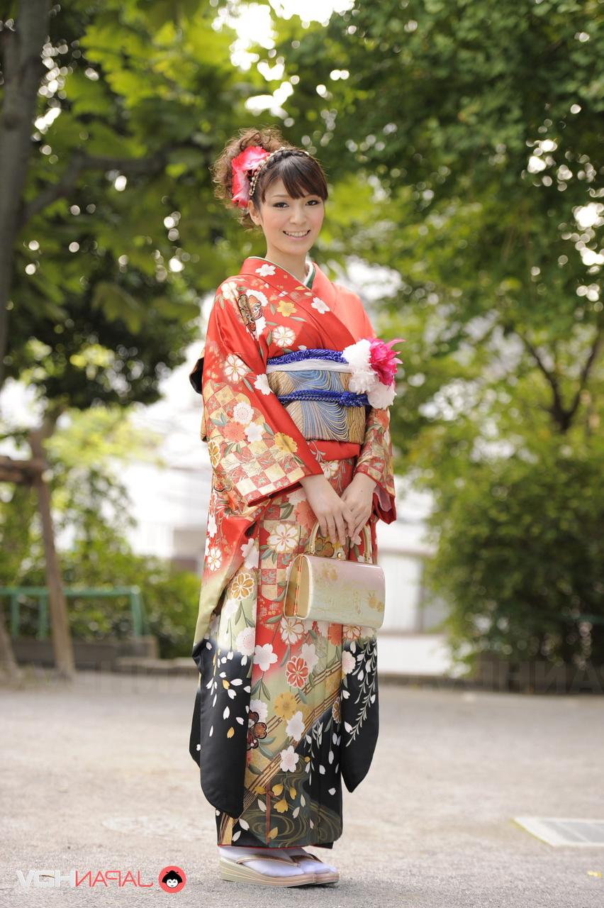 15P A linda japonesa Yuria Tominaga mostra seu arbusto enquanto veste um quimono