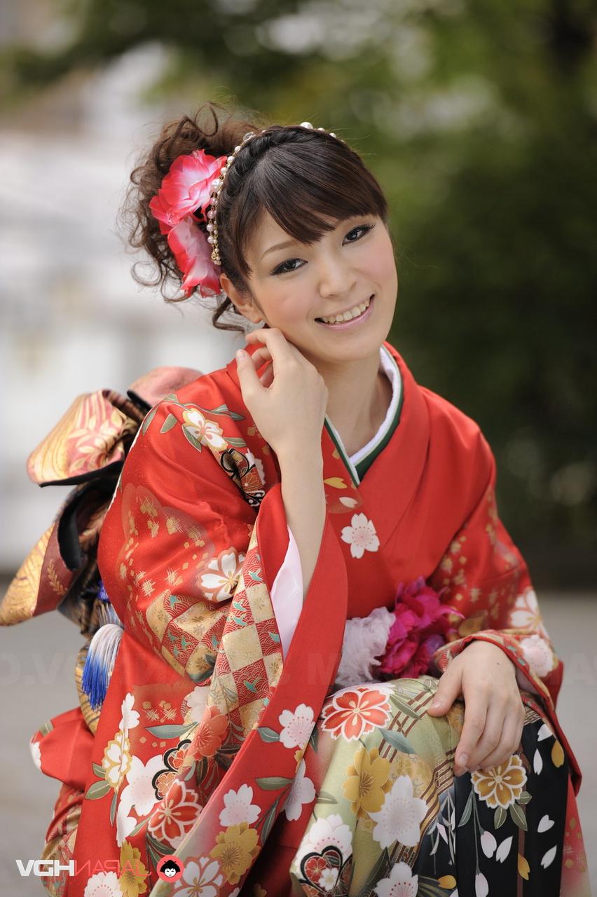 15P A linda japonesa Yuria Tominaga mostra seu arbusto enquanto veste um quimono
