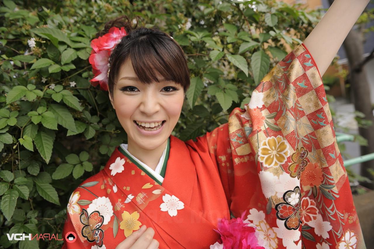15P A linda japonesa Yuria Tominaga mostra seu arbusto enquanto veste um quimono