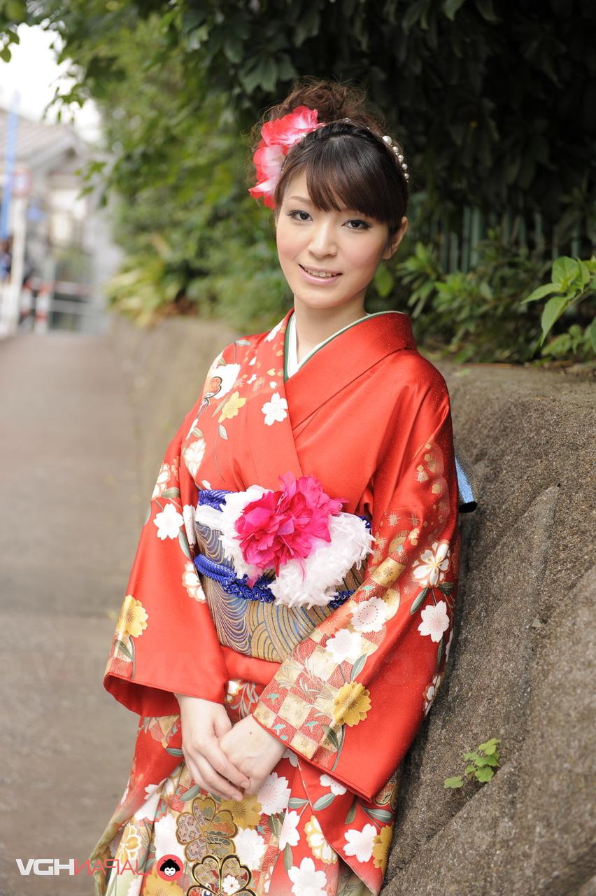 15P A linda japonesa Yuria Tominaga mostra seu arbusto enquanto veste um quimono