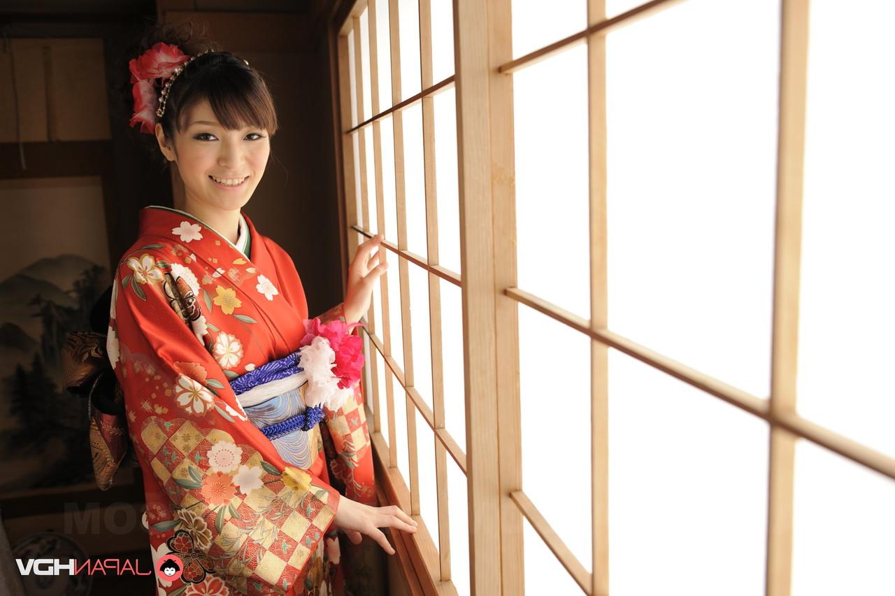 15P A linda japonesa Yuria Tominaga mostra seu arbusto enquanto veste um quimono