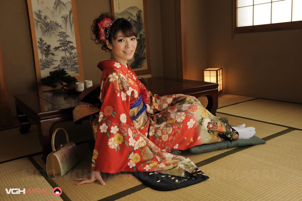 15P A linda japonesa Yuria Tominaga mostra seu arbusto enquanto veste um quimono