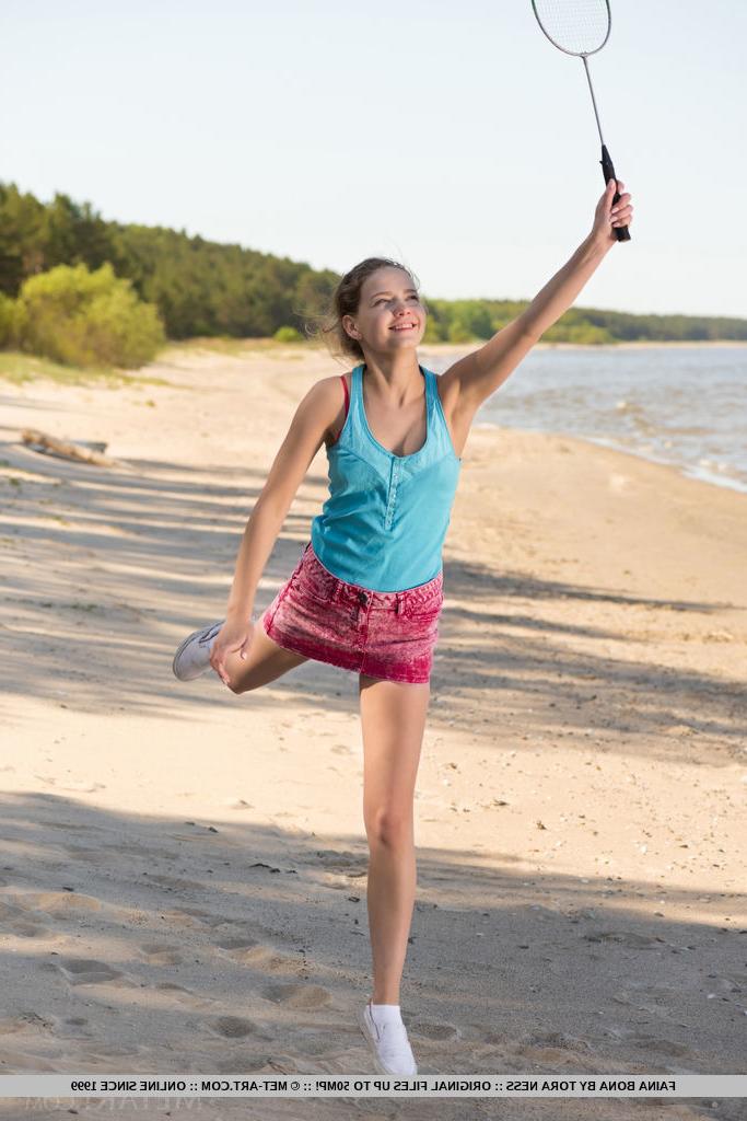18P Die süße Teenagerin Faina Bona zeigt nach dem Strand-Badminton ihre Schmetterlings-Schamlippen