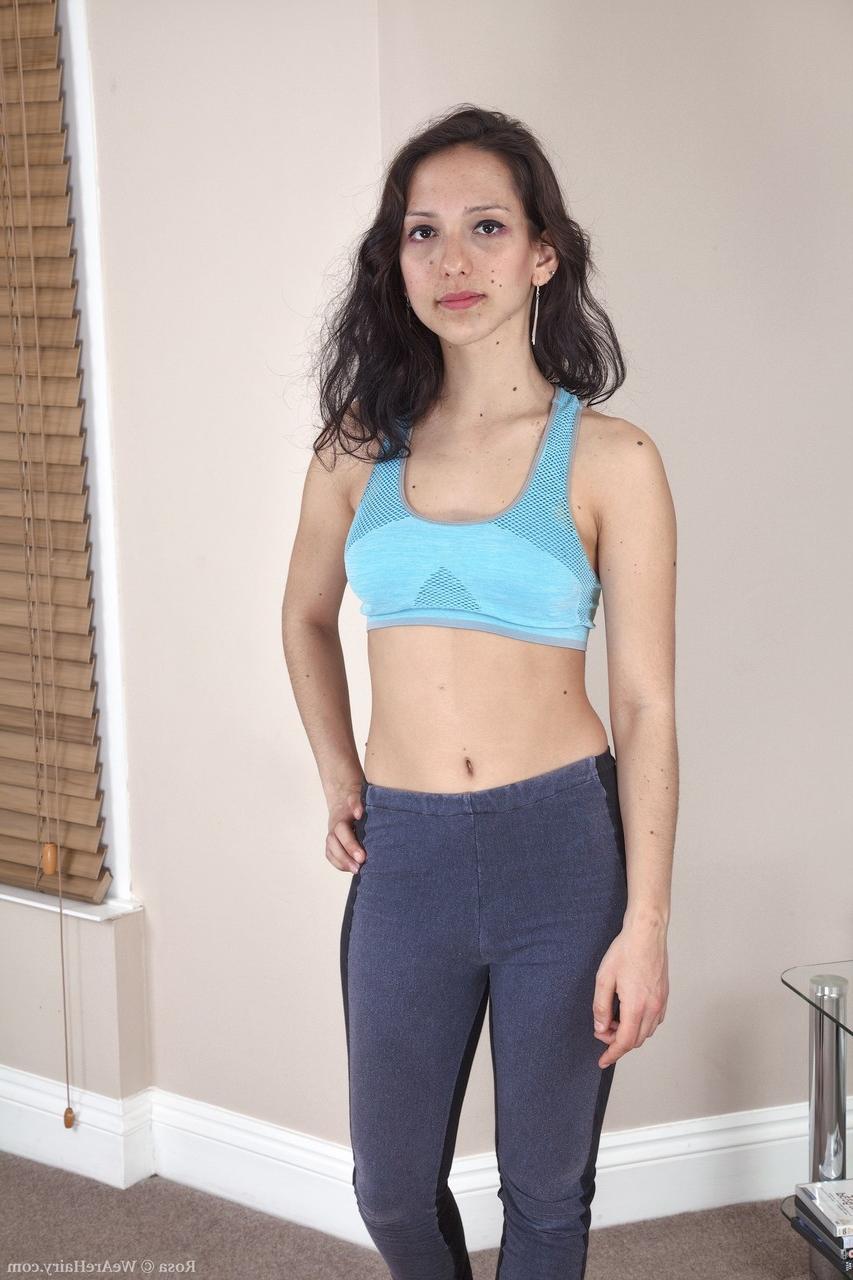 20P La morena rosa se quita la ropa deportiva y hace alarde de su coñito peludo