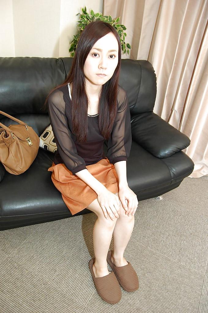 16P A atraente asiática milf Tomoka Horii está se masturbando em um divã confortável
