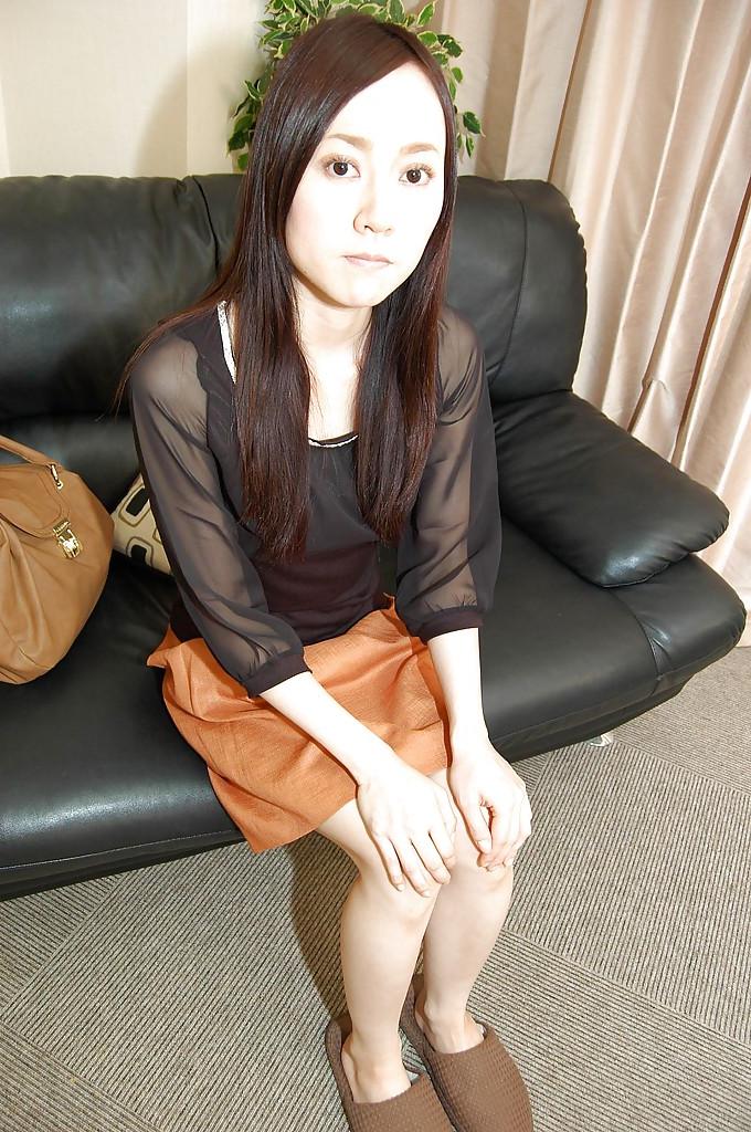 16P A atraente asiática milf Tomoka Horii está se masturbando em um divã confortável