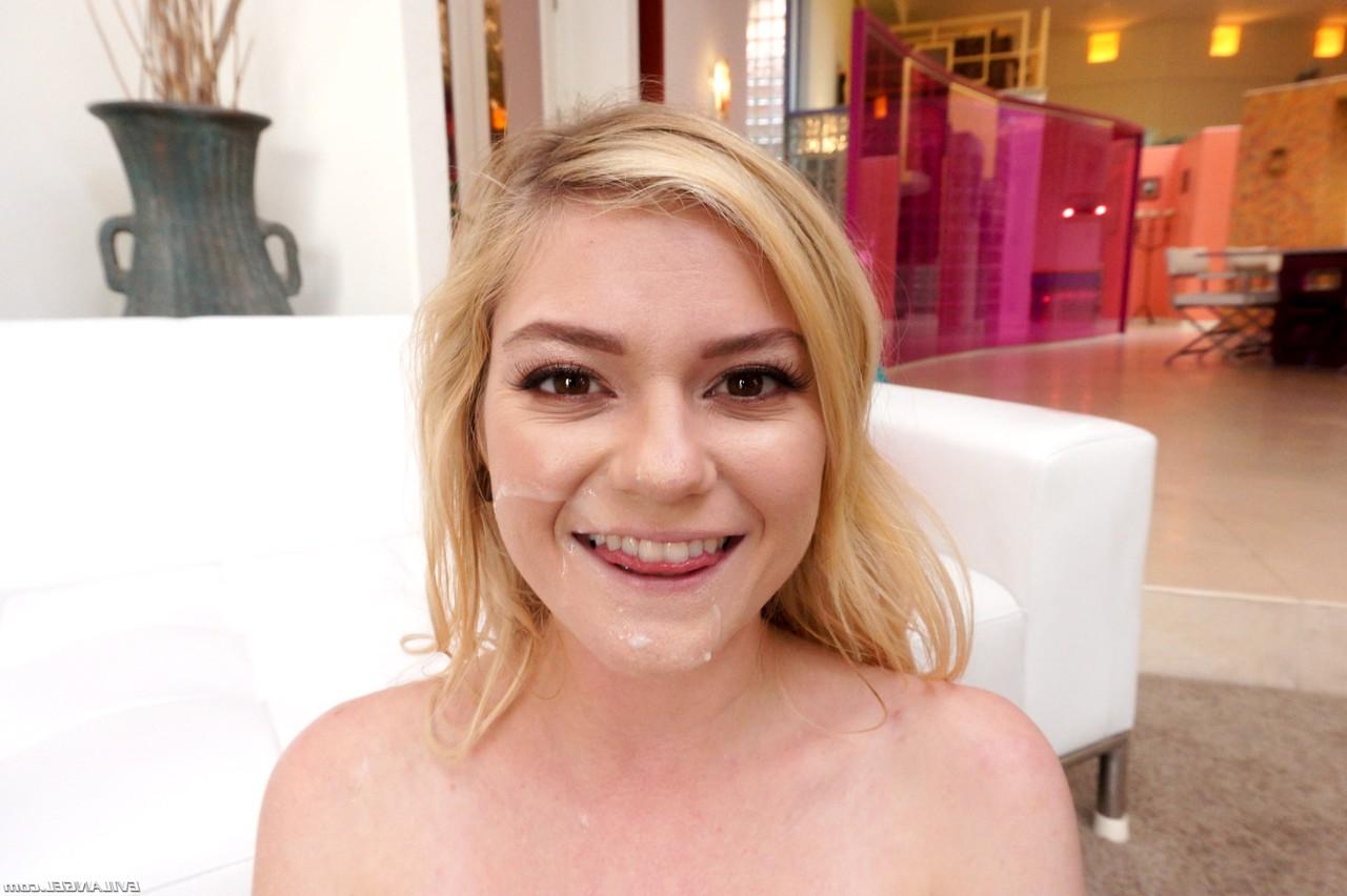 17P A gata loira Chloe Foster sendo fodida por um pau enorme antes do tratamento facial