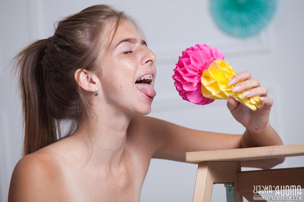 20P Rina, jeune fille maigre, enlève son maillot de bain pour de superbes poses nues.