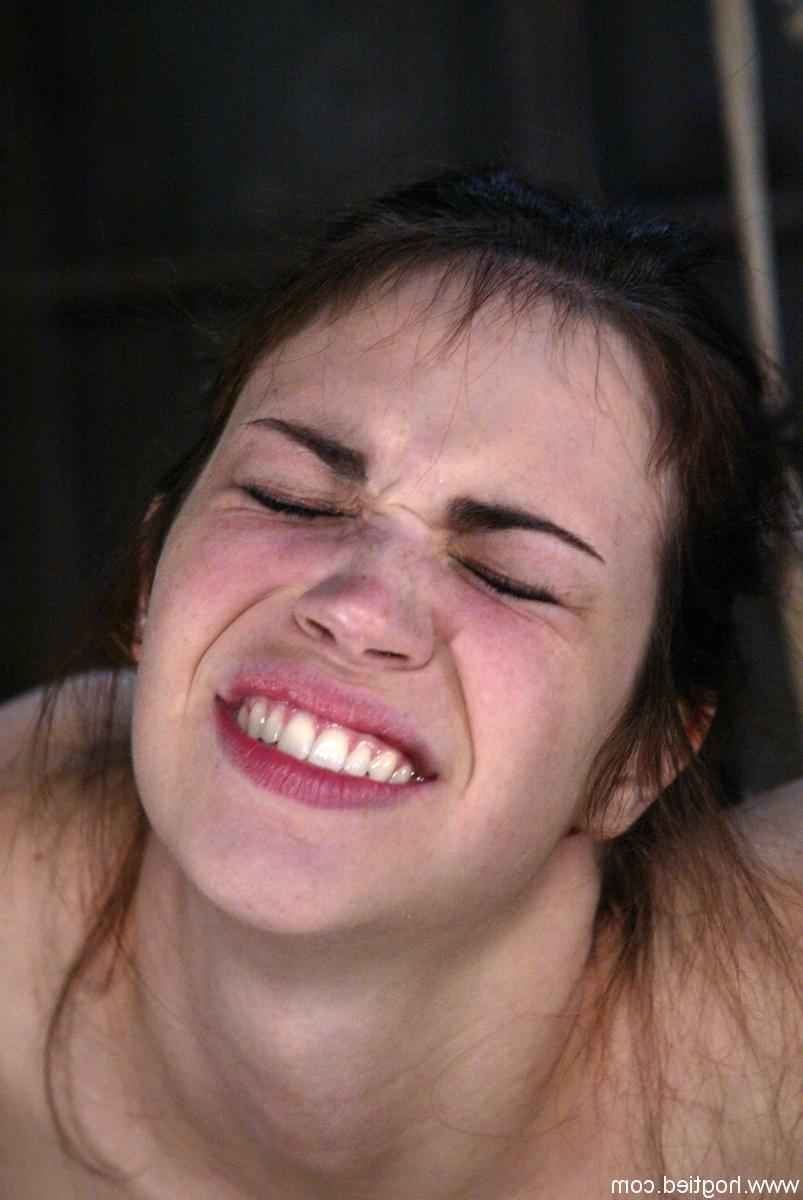 20P Faith Leon, une fille bdsm bien attachée, est faite pour sucer une grosse bite dans un entrepôt sale.