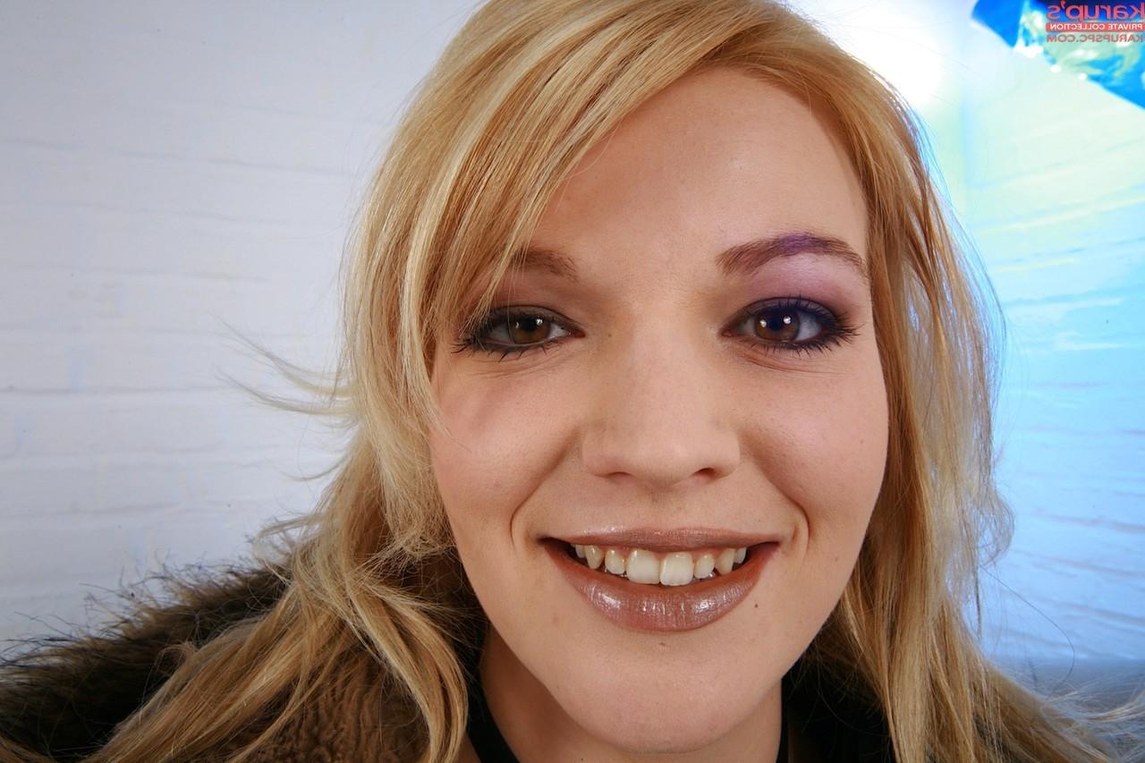 20P A adolescente gordinha Britney Bell chupa pau e é brincada em cativeiro por dinheiro