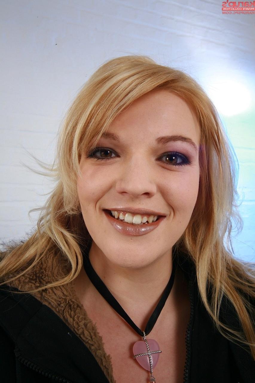 20P A adolescente gordinha Britney Bell chupa pau e é brincada em cativeiro por dinheiro