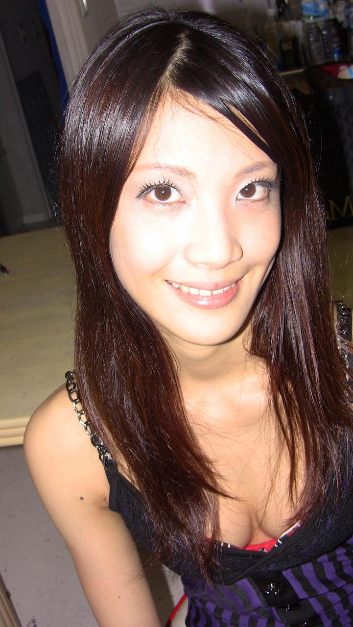 20P La morena asiática amateur Haruka Ohtsuka revela su esbelta figura y su estrecho coño