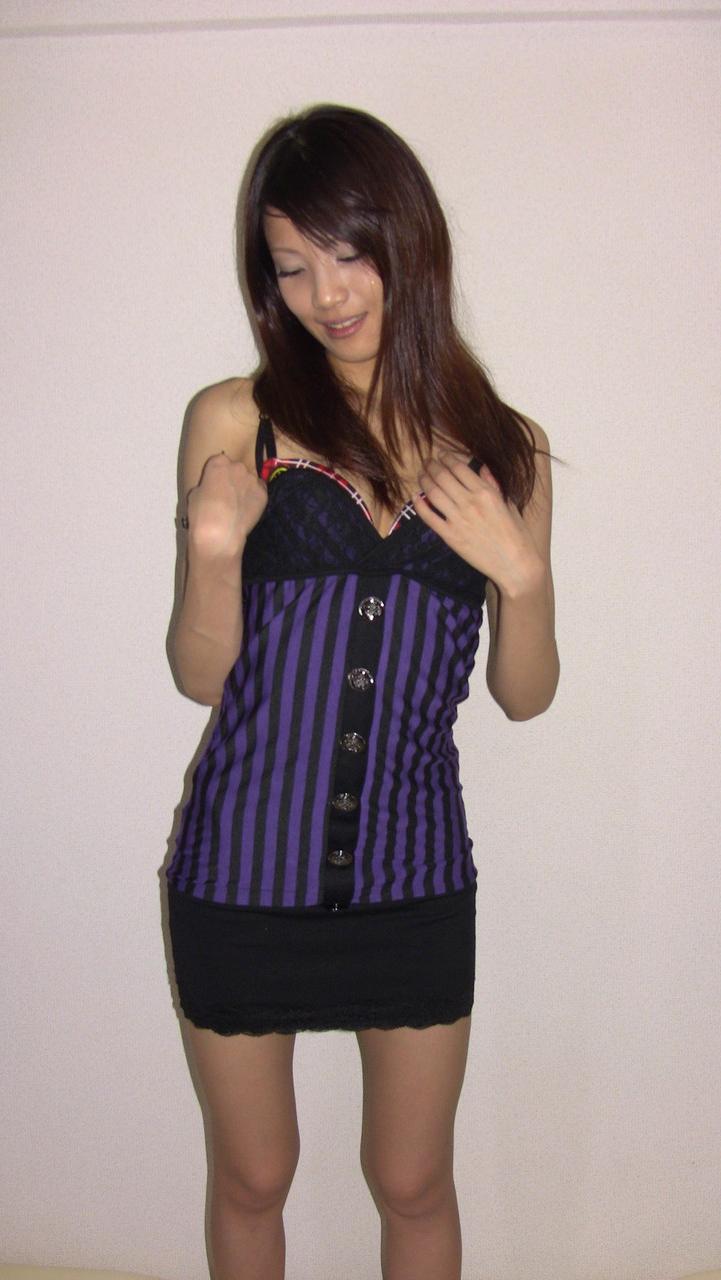 20P La morena asiática amateur Haruka Ohtsuka revela su esbelta figura y su estrecho coño