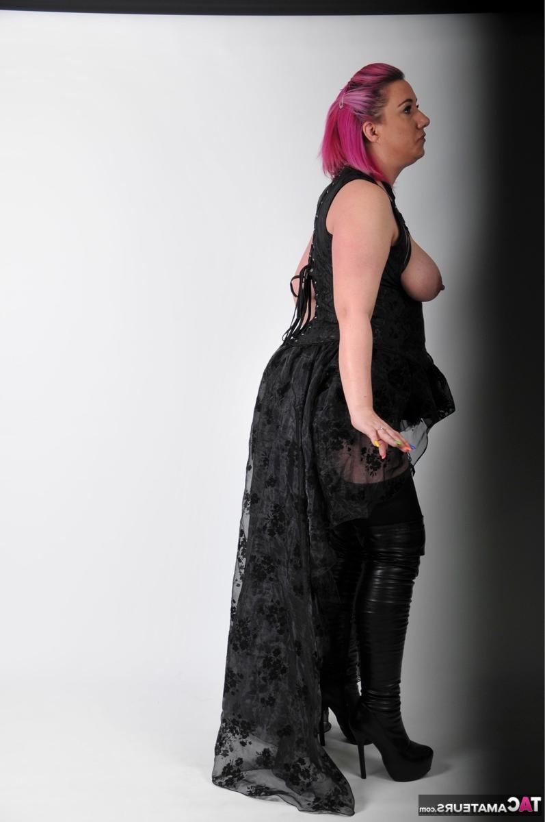 16P Mulher amadora com cabelo rosa exibe seus grandes seios naturais durante um show solo