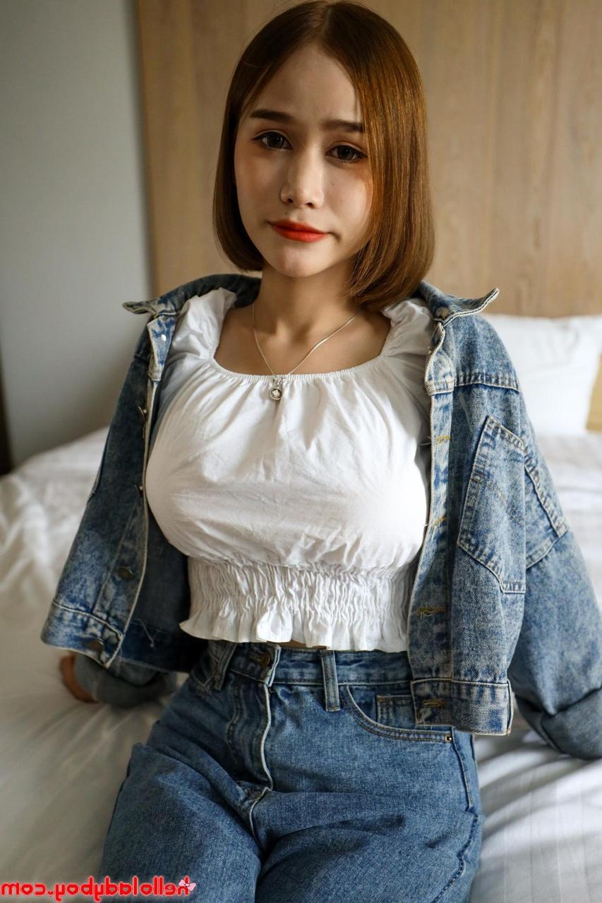20P Jolie transexuelle asiatique taquine en culotte noire après avoir fait une pipe en POV
