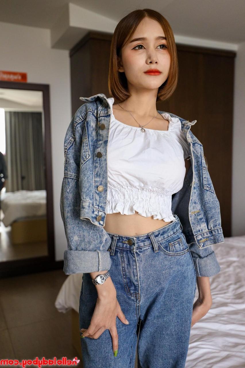 20P Jolie transexuelle asiatique taquine en culotte noire après avoir fait une pipe en POV
