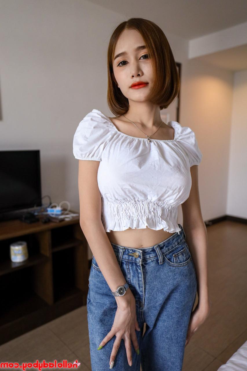 20P Jolie transexuelle asiatique taquine en culotte noire après avoir fait une pipe en POV