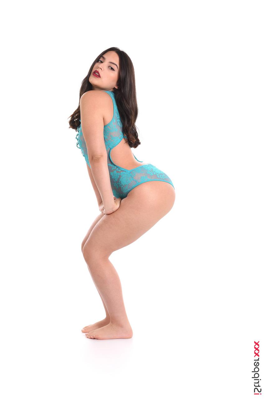 15P Die wunderschöne Brünette Ariana Van X zieht ihre sinnlichen Dessous aus, bevor sie masturbiert