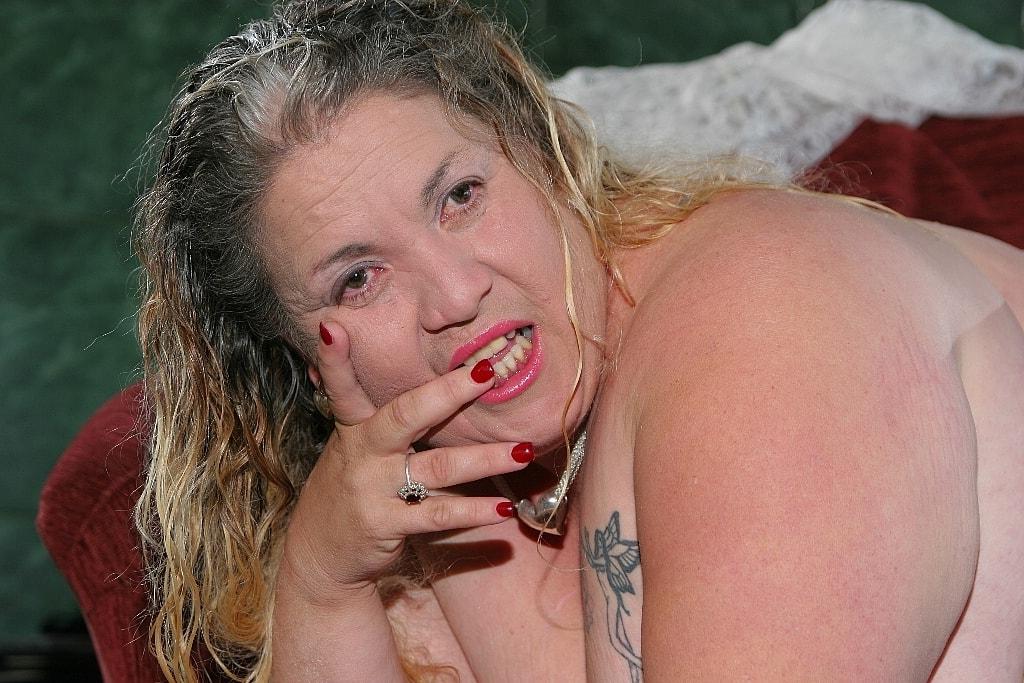 20P La gorda madura Patty Godfrey deja salir sus grandes tetas caídas y posa en solitario
