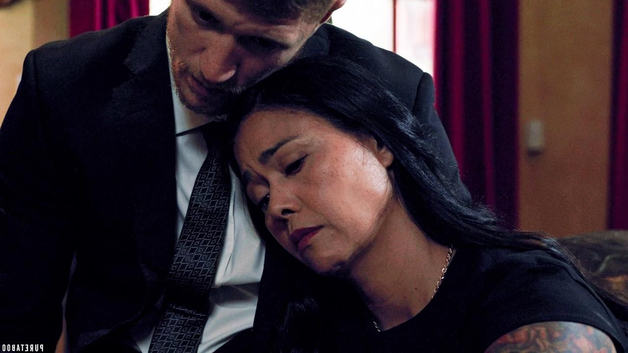 15P La tailandesa Dana Vespoli tiene sexo con su hijastro de la Marina