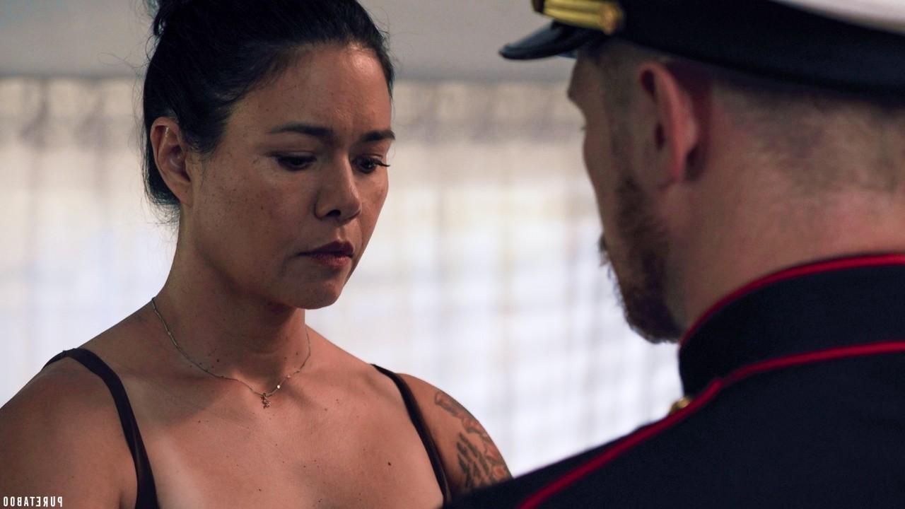15P La tailandesa Dana Vespoli tiene sexo con su hijastro de la Marina