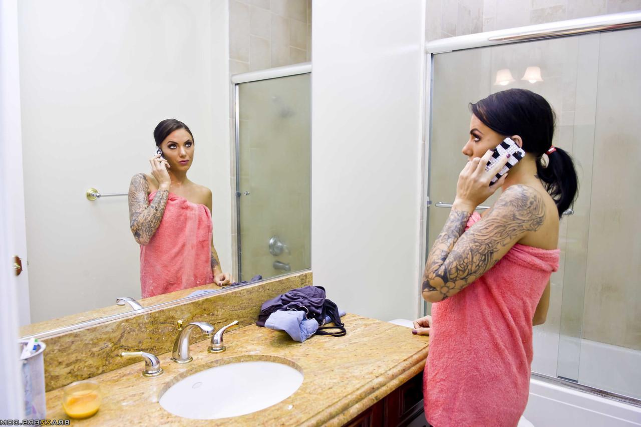 17P A morena bronzeada Juelz Ventura lava os peitos e o espólio no chuveiro