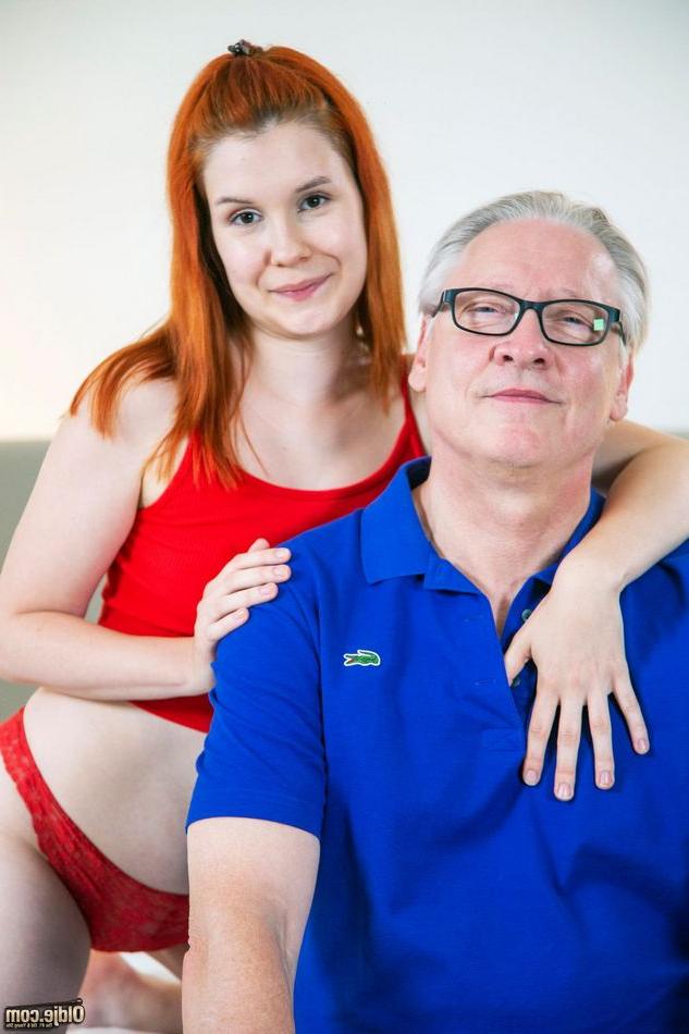 16P Jovem ruiva troca sexo oral com seu amante muito mais velho antes de foderem