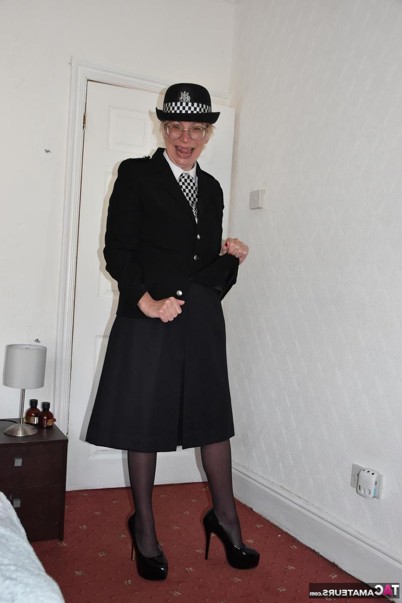 16P La policière britannique Barby Slut se masturbe sur son lit en bas.