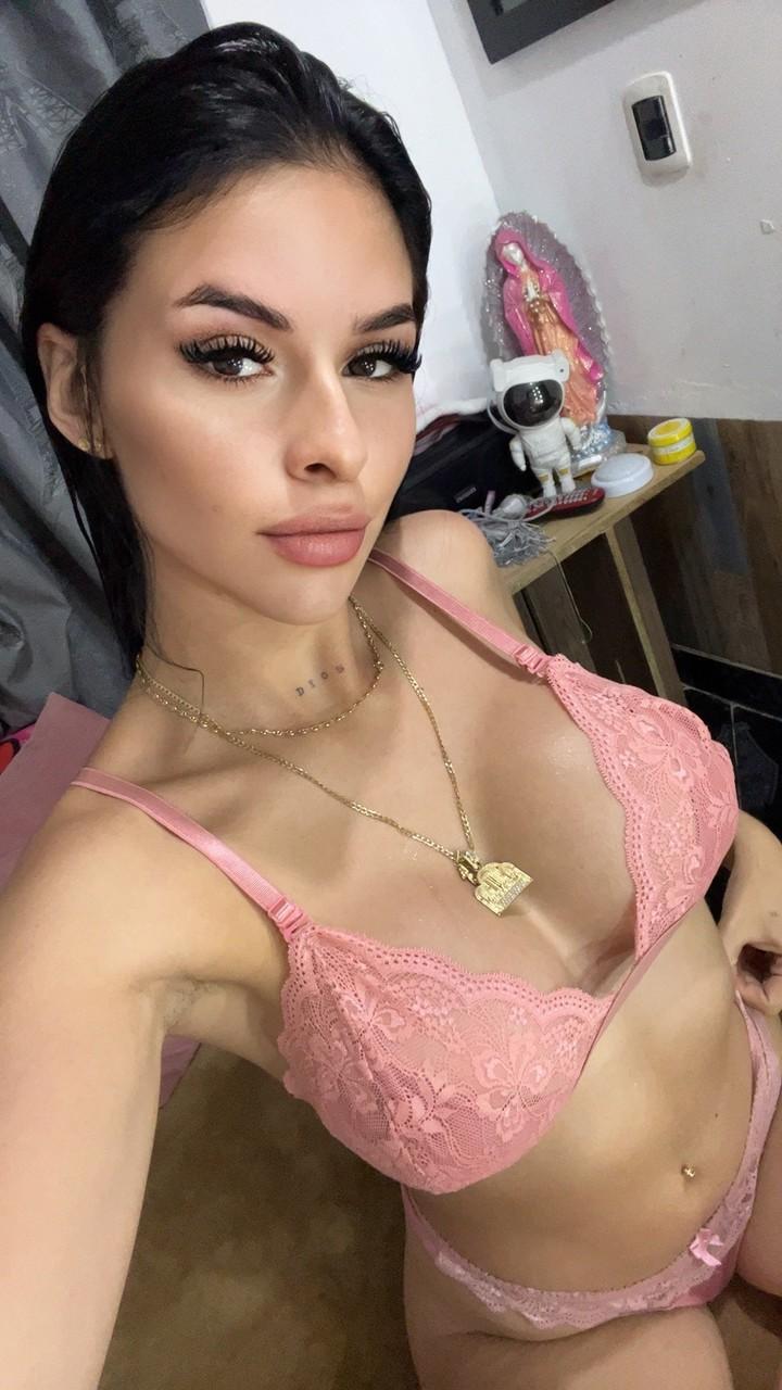 11P A linda Diana Moreno mostra sua bunda grande em uma compilação de lingerie sexy