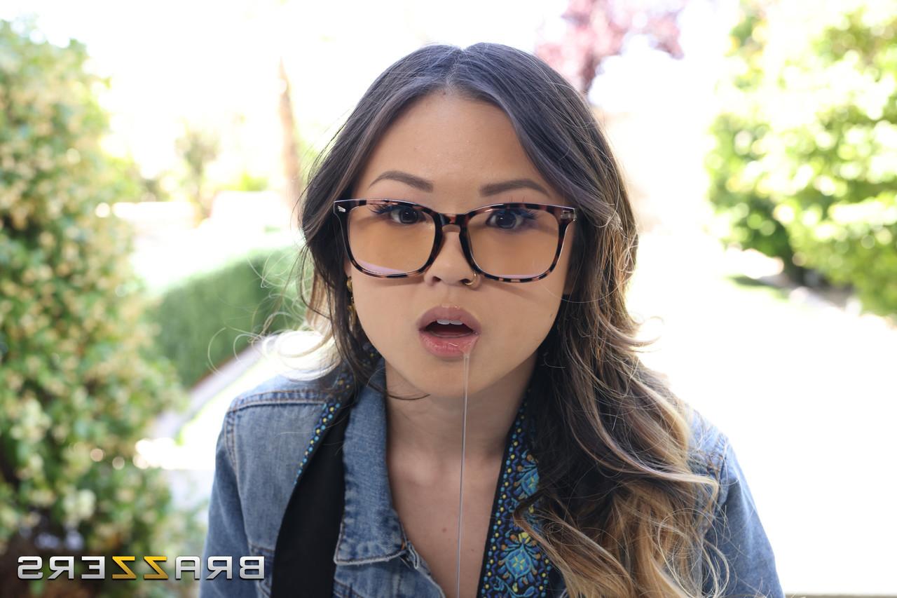 20P L'ébène Jenna Foxx et la jolie fille asiatique Lulu Chu jouent avec des jouets sur un lit.
