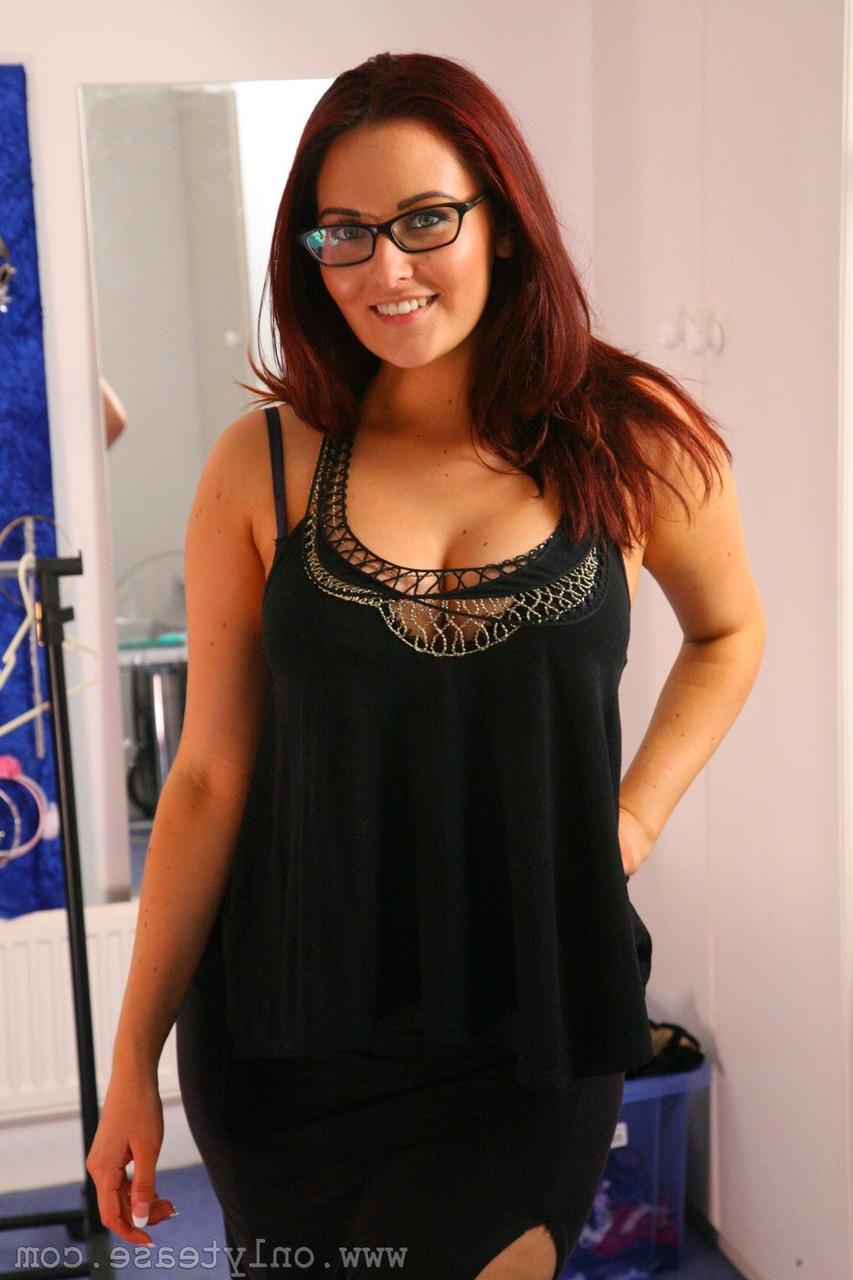 20P Amateur hotties show off their big booties as they pose in their hot outfits