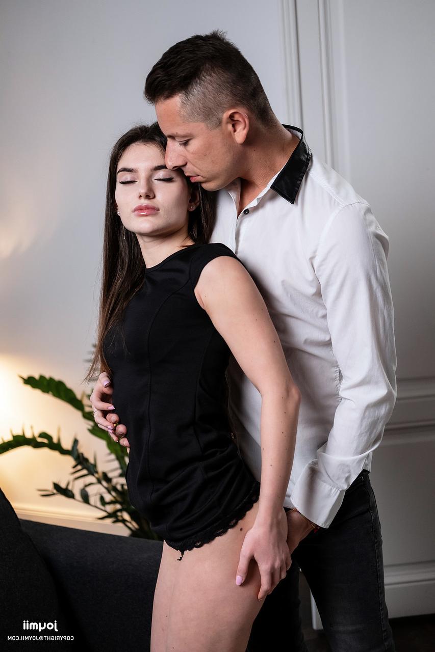 20P Nata Paradise, une jeune russe aux cheveux corbeaux, prend une bite bien dure dans son castor.