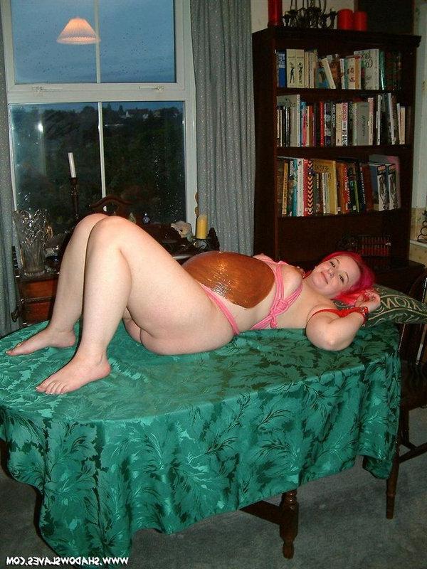 12P La chica embarazada tiene su barriga decorada con comida en una mesa