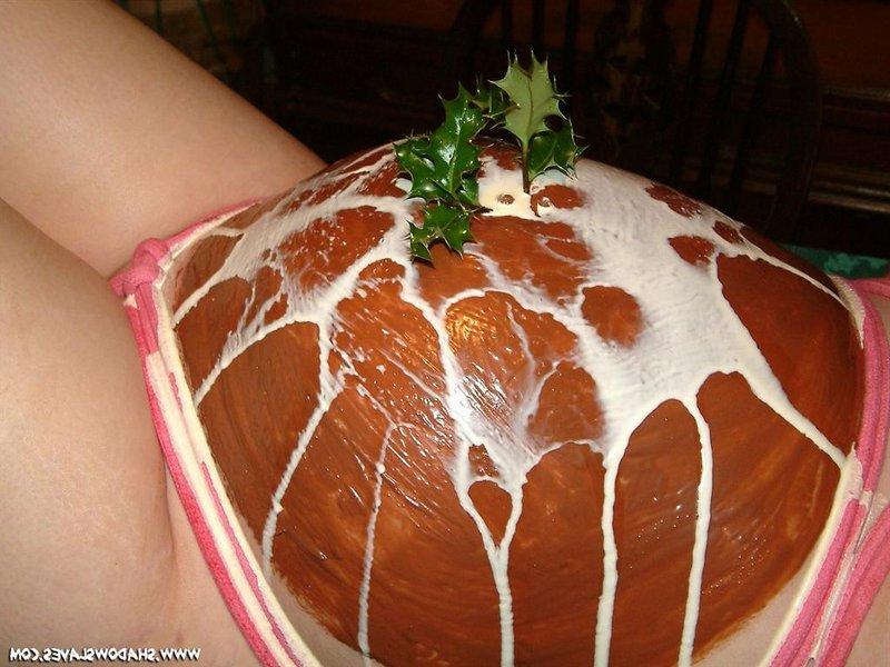 12P La chica embarazada tiene su barriga decorada con comida en una mesa