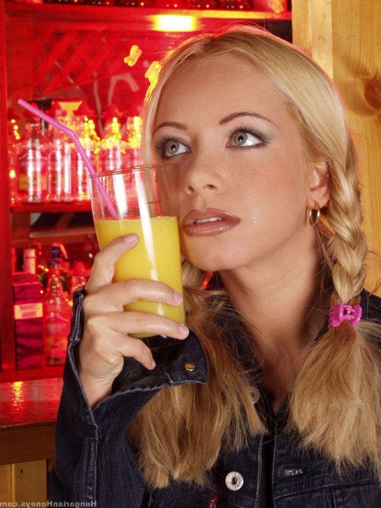 20P A loira sexy Jennifer Reed lentamente perde sua roupa e toca seus buracos