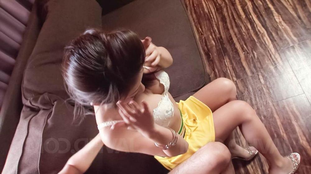 15P Ruiva japonesa com peitos grandes Satomi Suzuki faz sexo com seu homem no sofá