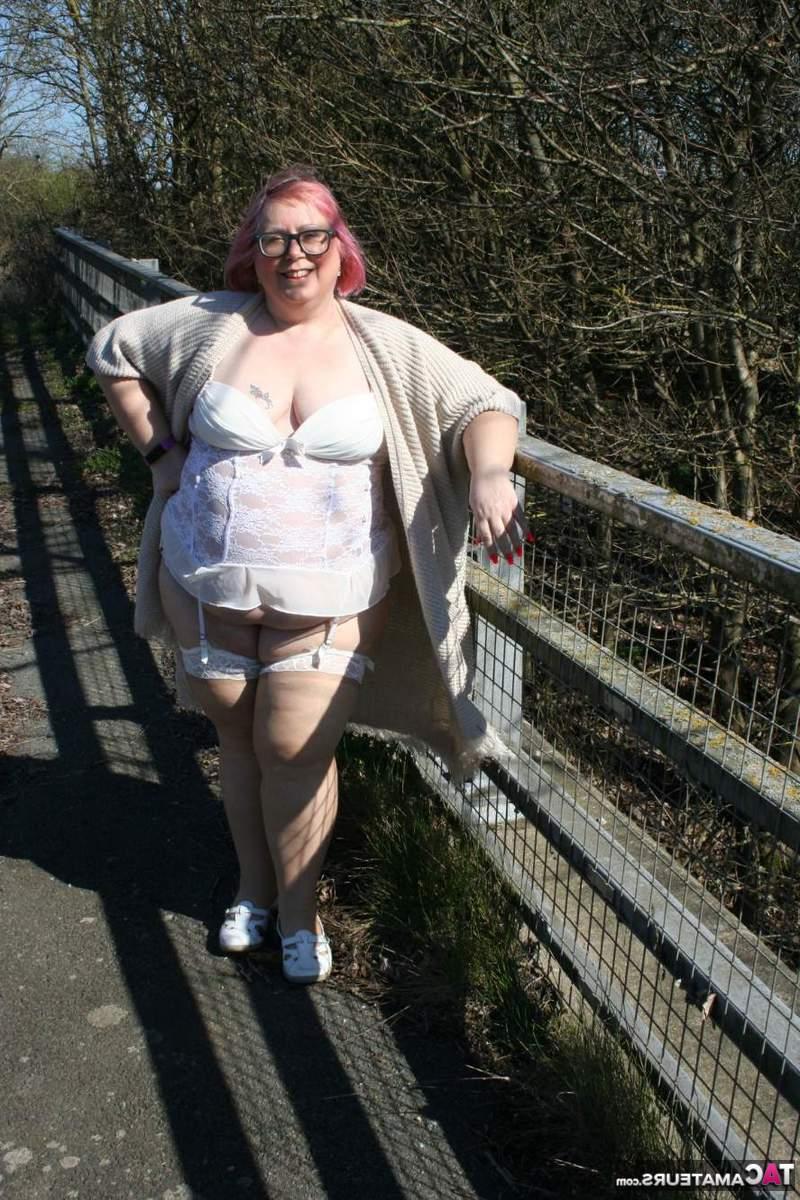 16P Lexie Cummings, une britannique obèse, montre ses seins et ses fesses dans des lieux publics.