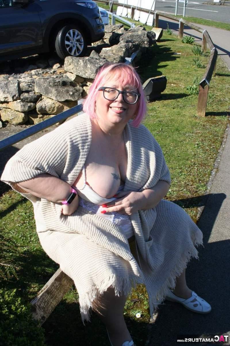 16P Lexie Cummings, une britannique obèse, montre ses seins et ses fesses dans des lieux publics.